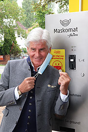 Frederic Meisner stelte bei der netto Filiale München Bodenseestraße den  "Maskomat"  vor(©Foto: Martin Schmitz)